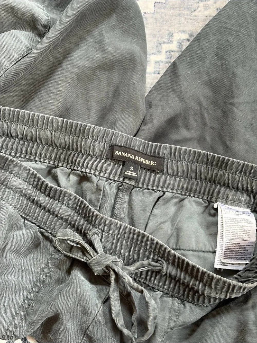 Banana Republic women’s jogger Cargo Pants in Dark Gray blue